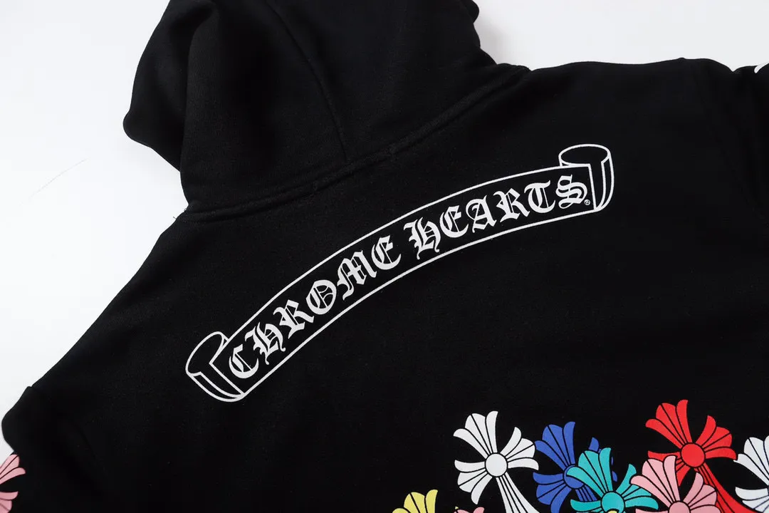 M25—P210 -Chrome Hearts/Chrome Hearts printed sweatshirt cardigan jacket -420 grams of high-density, high-quality wool, soft, delicate and skin-friendly, soft and silky to the touch, warm and skin-friendly -The hardware zipper accessories are all customized and full of details -Colour: black white -Size: S M L XL